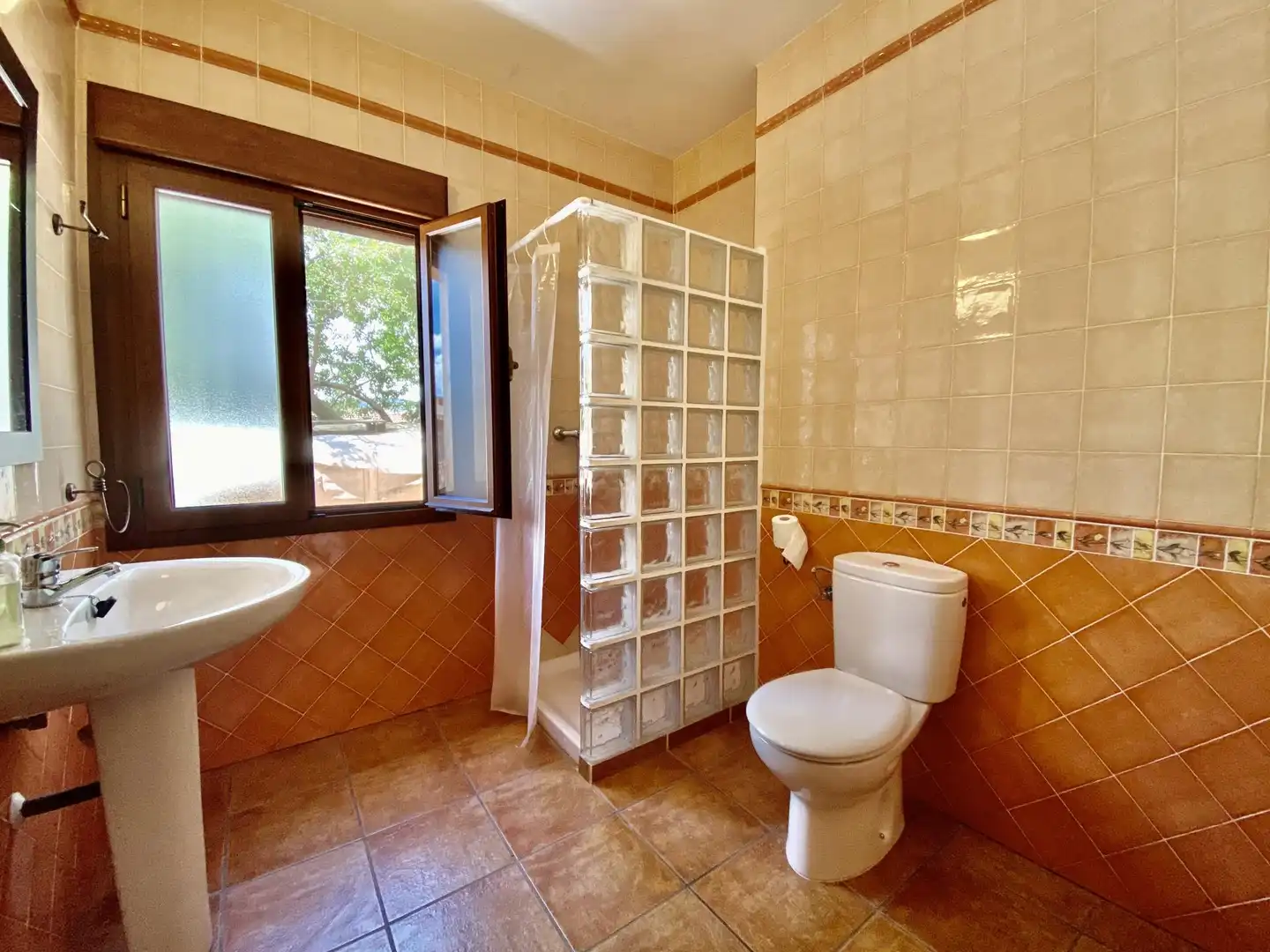 Baño de Casa o chalet en venta en Los Cortijos  con Calefacción, Terraza y Trastero