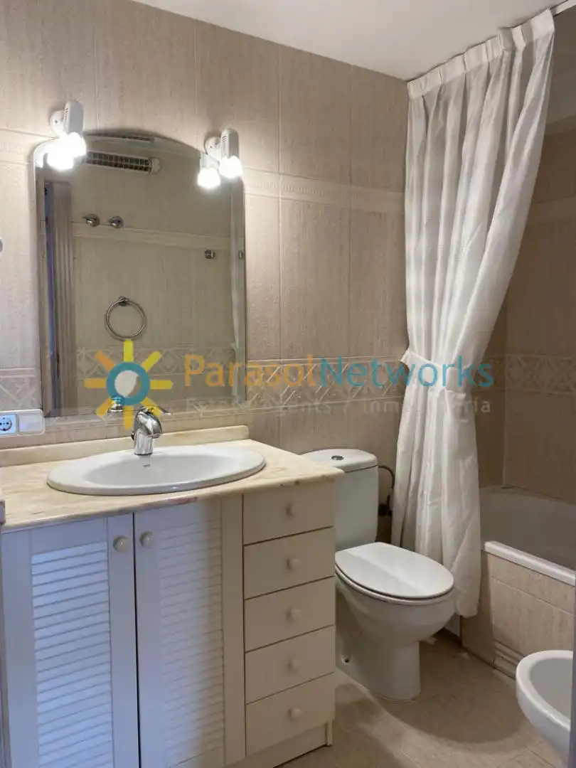 Baño de Piso de alquiler en Gandia con Horno y Balcón