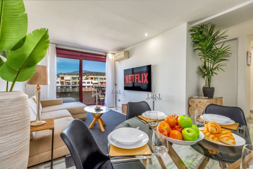 Sala d'estar de Dúplex en venda en Benahavís amb Aire condicionat, Terrassa i Traster