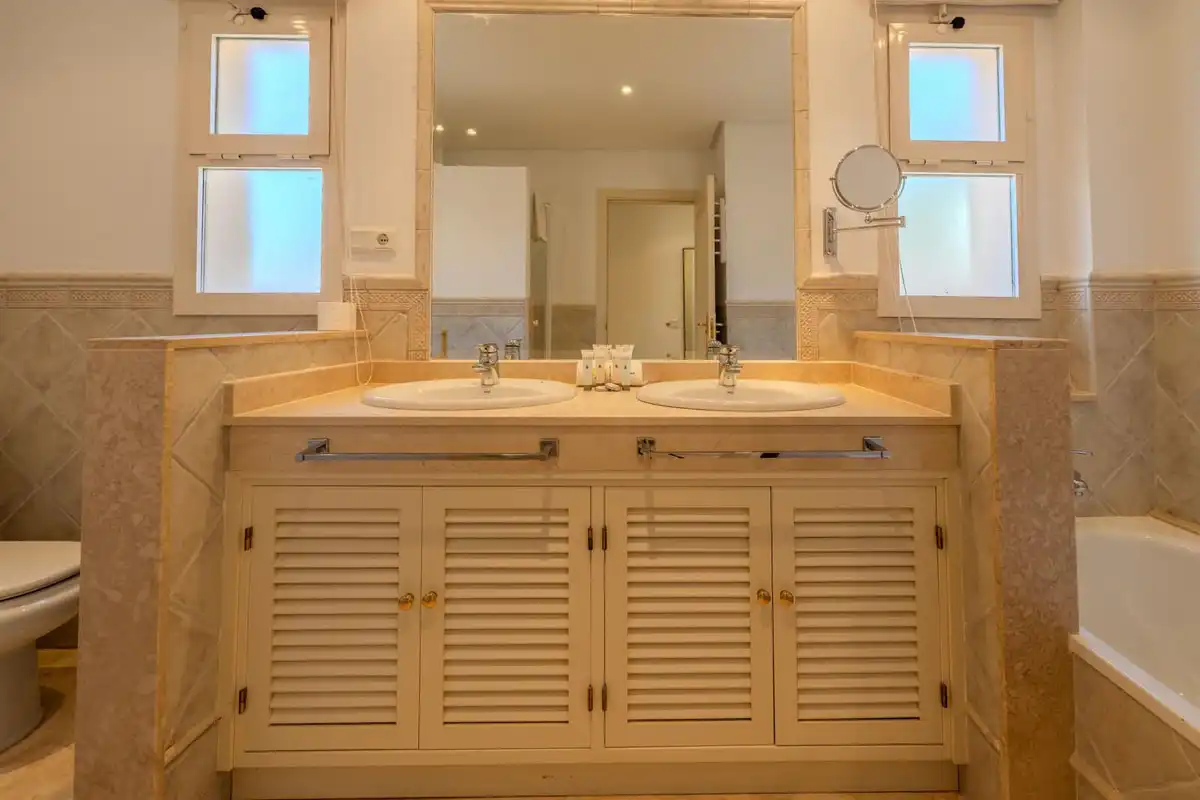 Badezimmer von Dachboden zum Verkauf in Ojén mit Klimaanlage, Terrasse und Abstellraum