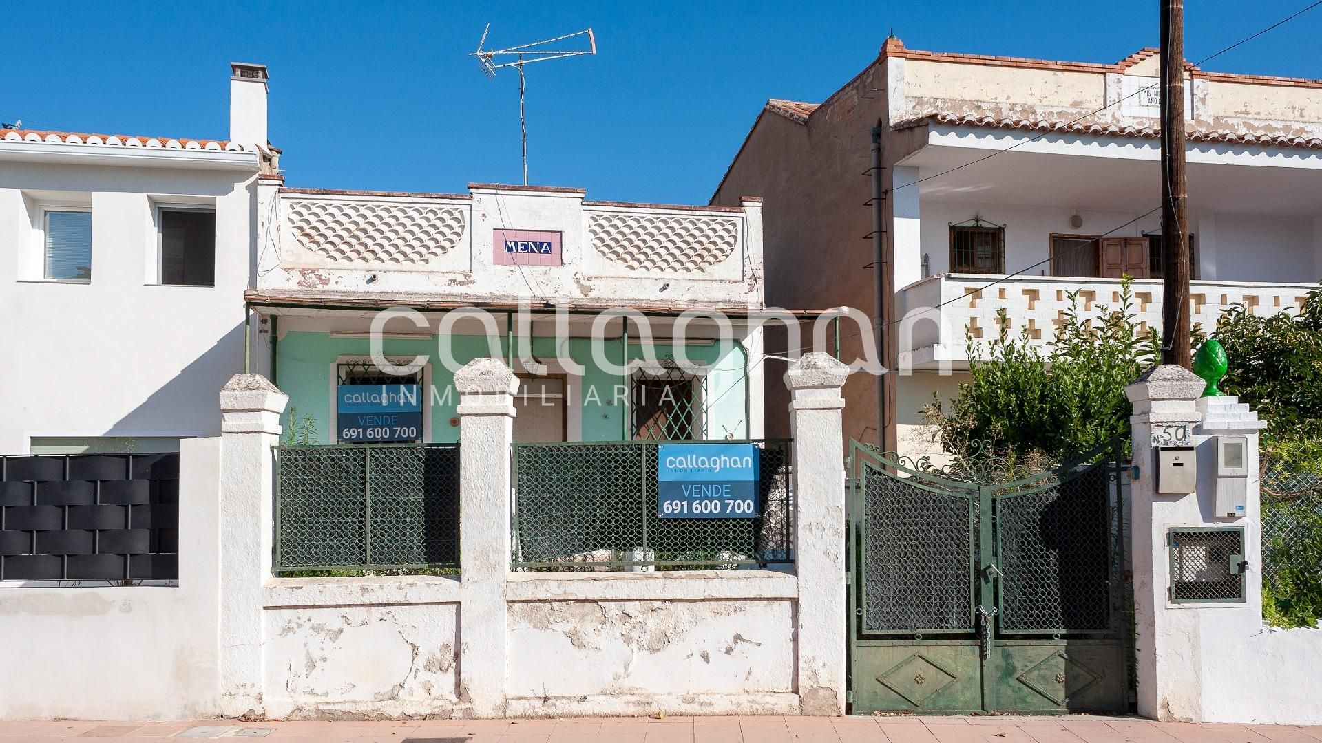 Vista exterior de Casa adosada en venda en Viver amb Terrassa i Traster