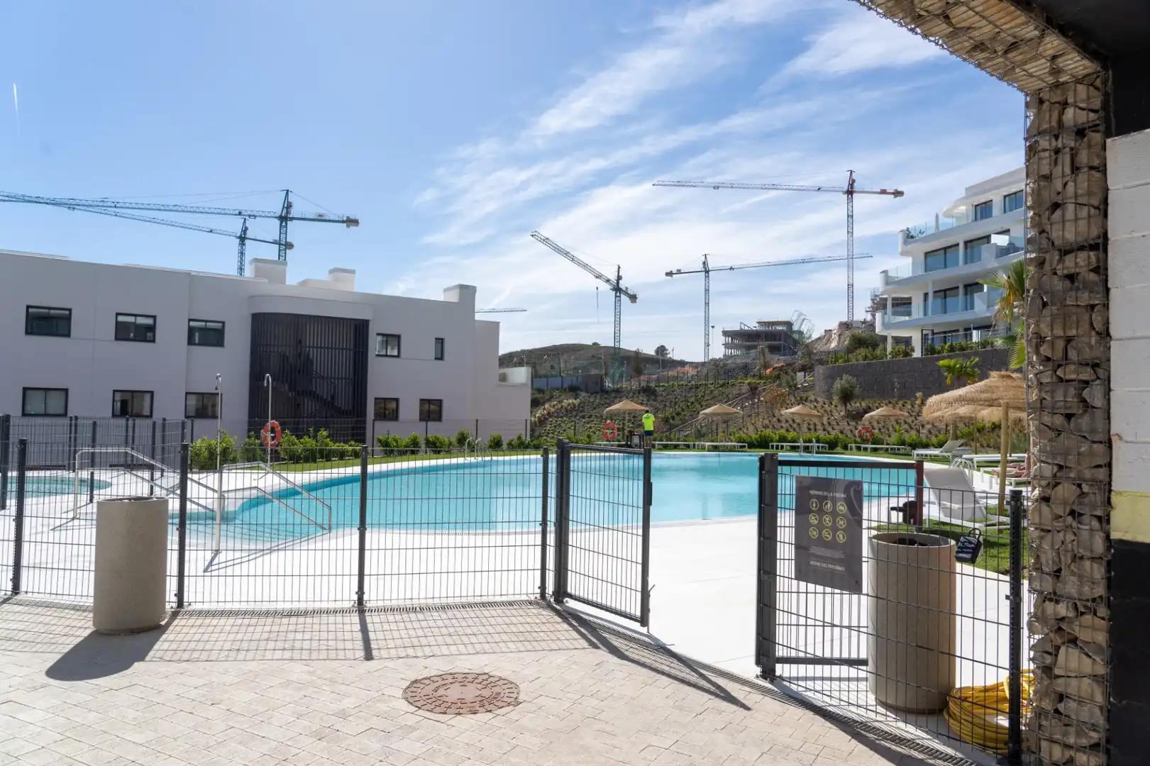 Schwimmbecken von Wohnung zum Verkauf in Fuengirola mit Klimaanlage, Heizung und Terrasse