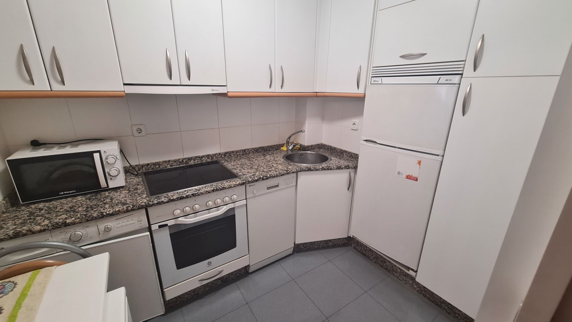 Cuina de Estudi de lloguer en Ourense Capital  amb Calefacció, Parquet i Moblat