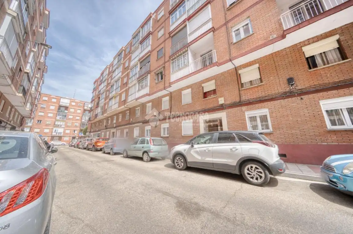 Vista exterior de Pis en venda en Valladolid amb Balcó