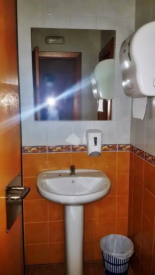 Bany de Local en venda en Olmedo amb Aire condicionat