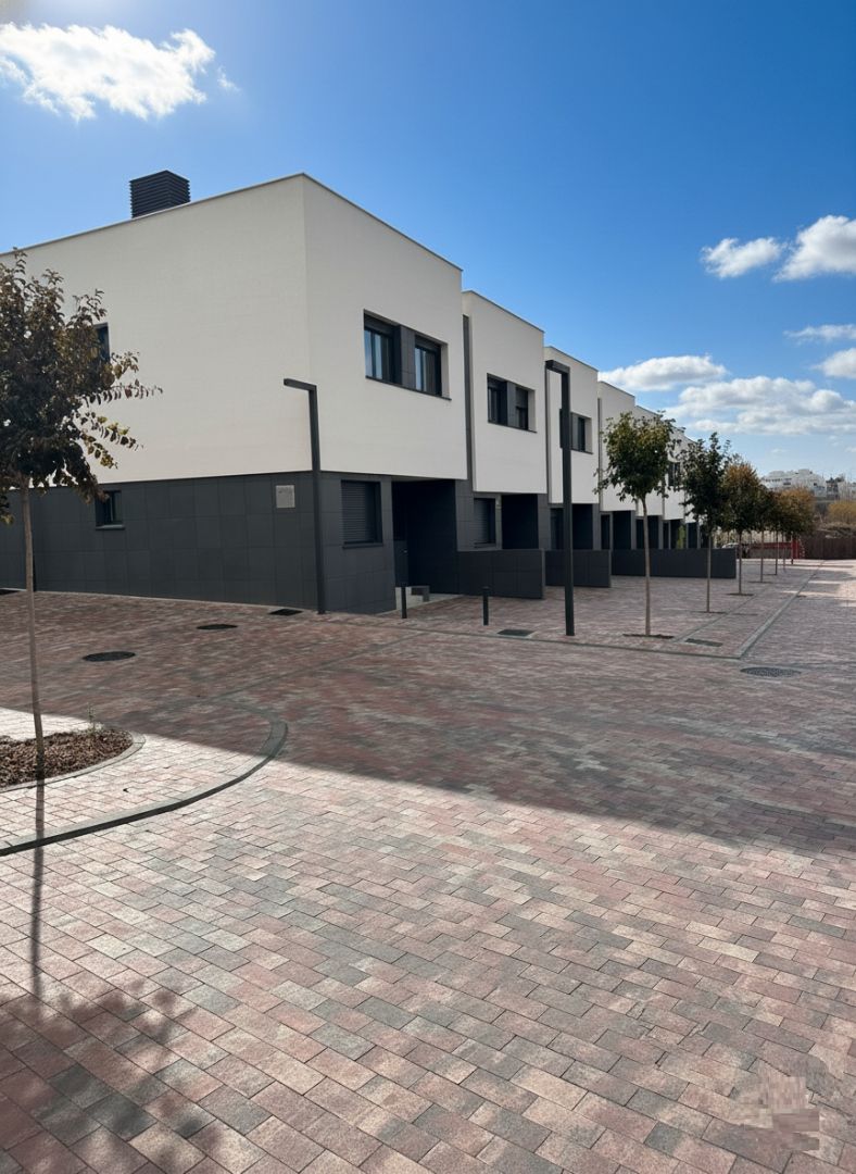 Vista exterior de Casa adosada en venda en Tres Cantos amb Aire condicionat, Calefacció i Jardí privat