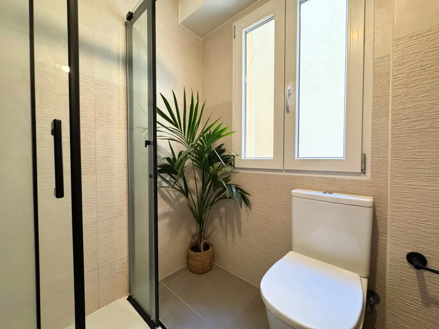 Bathroom of Flat for sale in Madrid  with Air Conditioner and Balcony