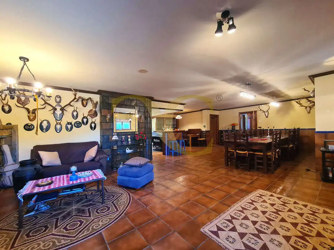 Sala d'estar de Casa o xalet en venda en Oviedo  amb Calefacció, Jardí privat i Terrassa