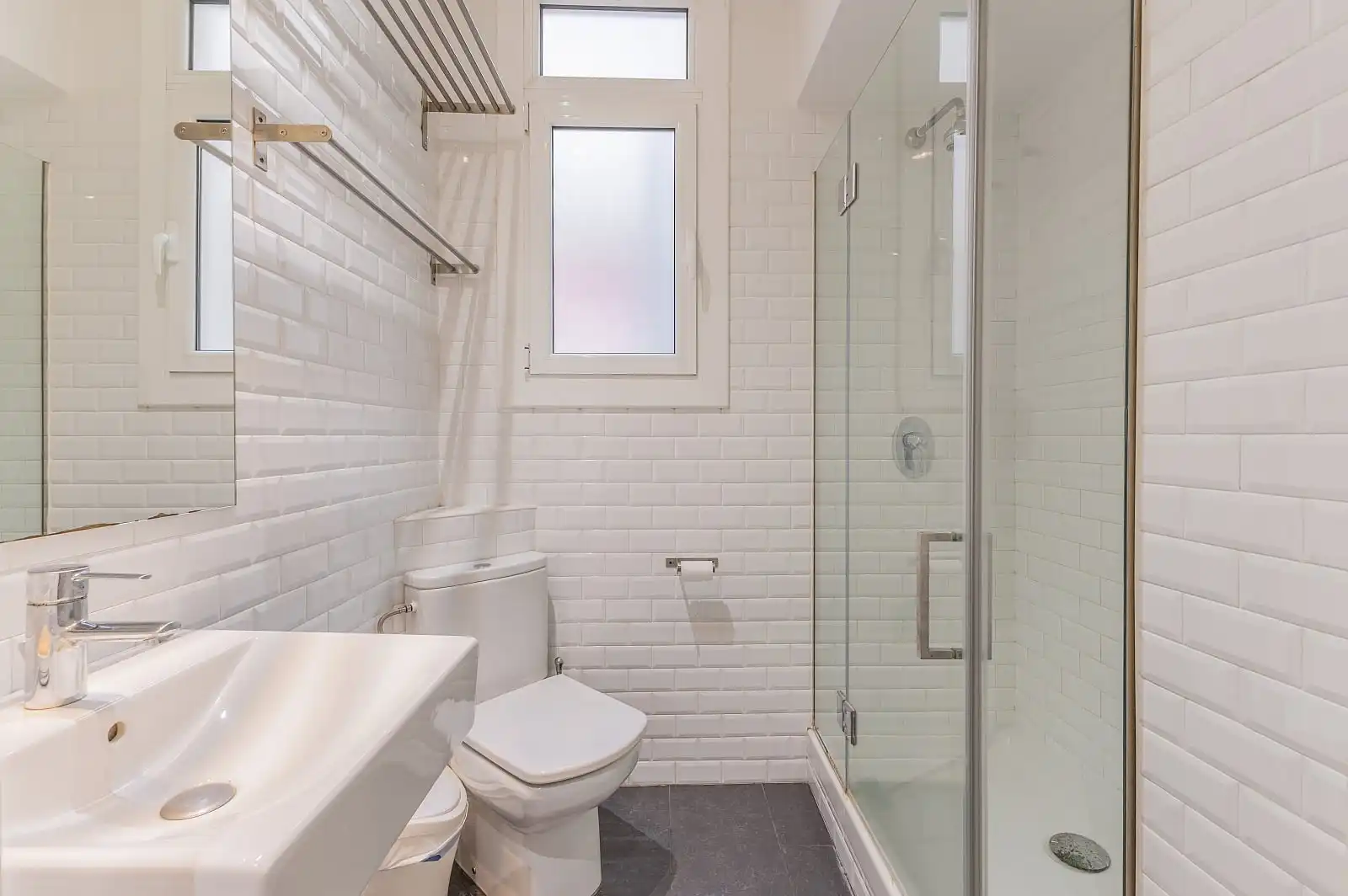Bany de Apartament en venda en Barcelona amb Aire condicionat i Balcó