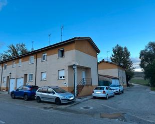 Vista exterior de Casa adosada en venda en Alfoz de Quintanadueñas amb Calefacció, Jardí privat i Traster