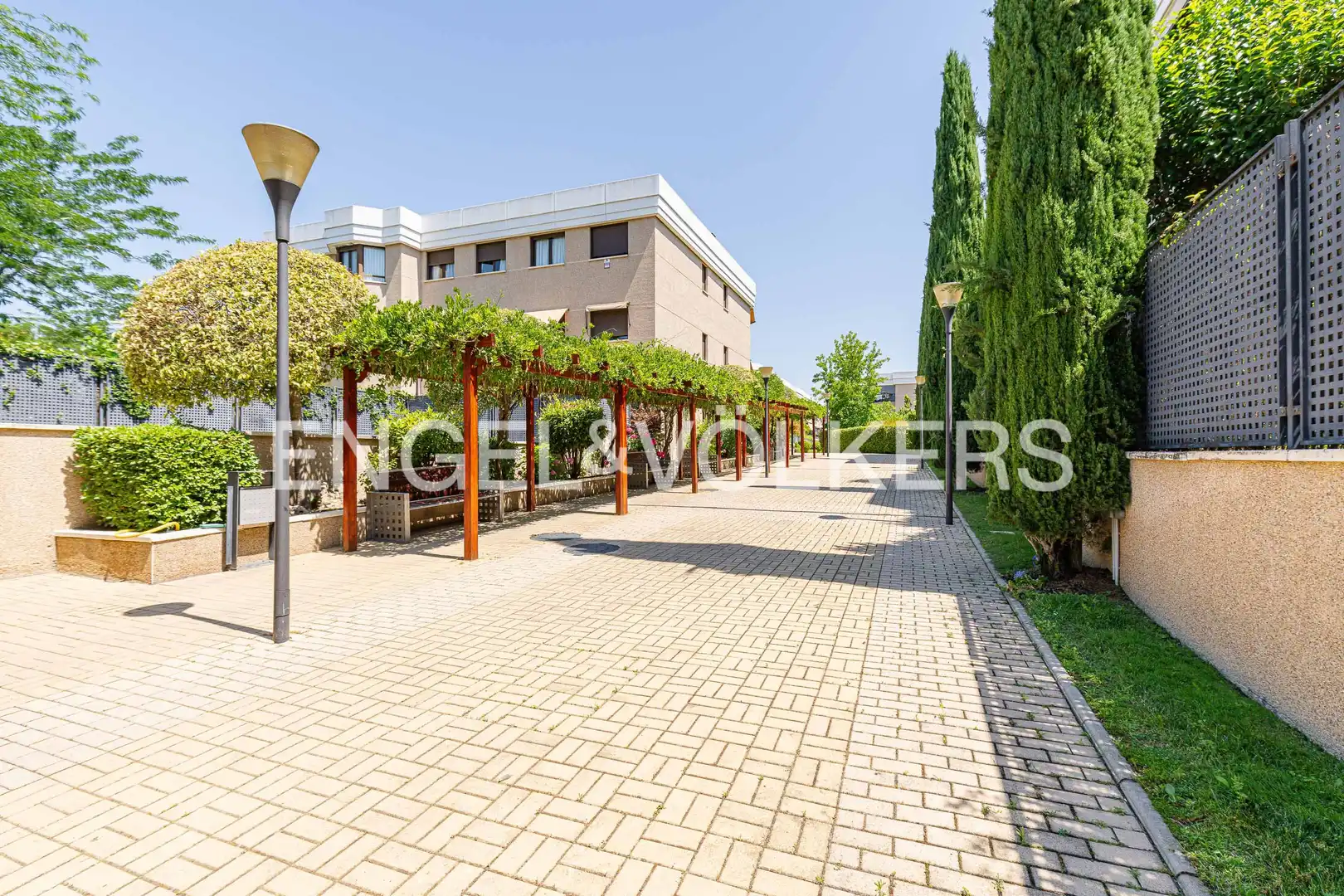 Vista exterior de Pis de lloguer en Las Rozas de Madrid amb Aire condicionat, Calefacció i Jardí privat