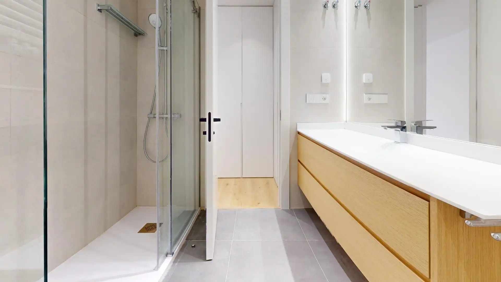 Bathroom of Flat for rent in Madrid  with Air Conditioner, Heating and Storage room