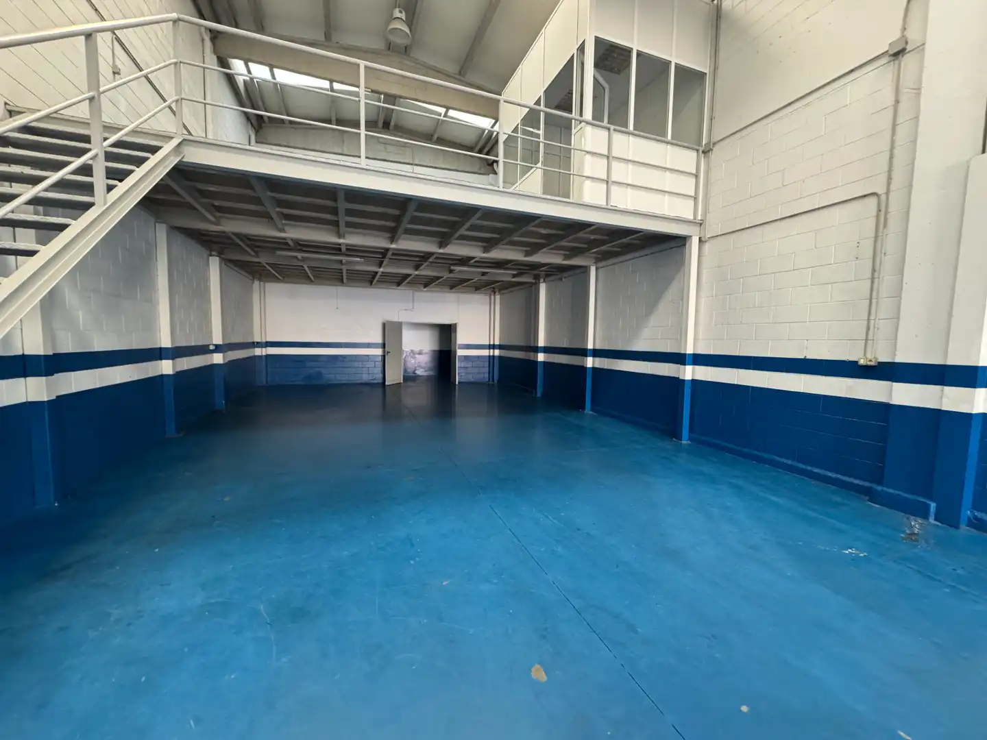 Nau industrial de lloguer en Ames amb Alarma