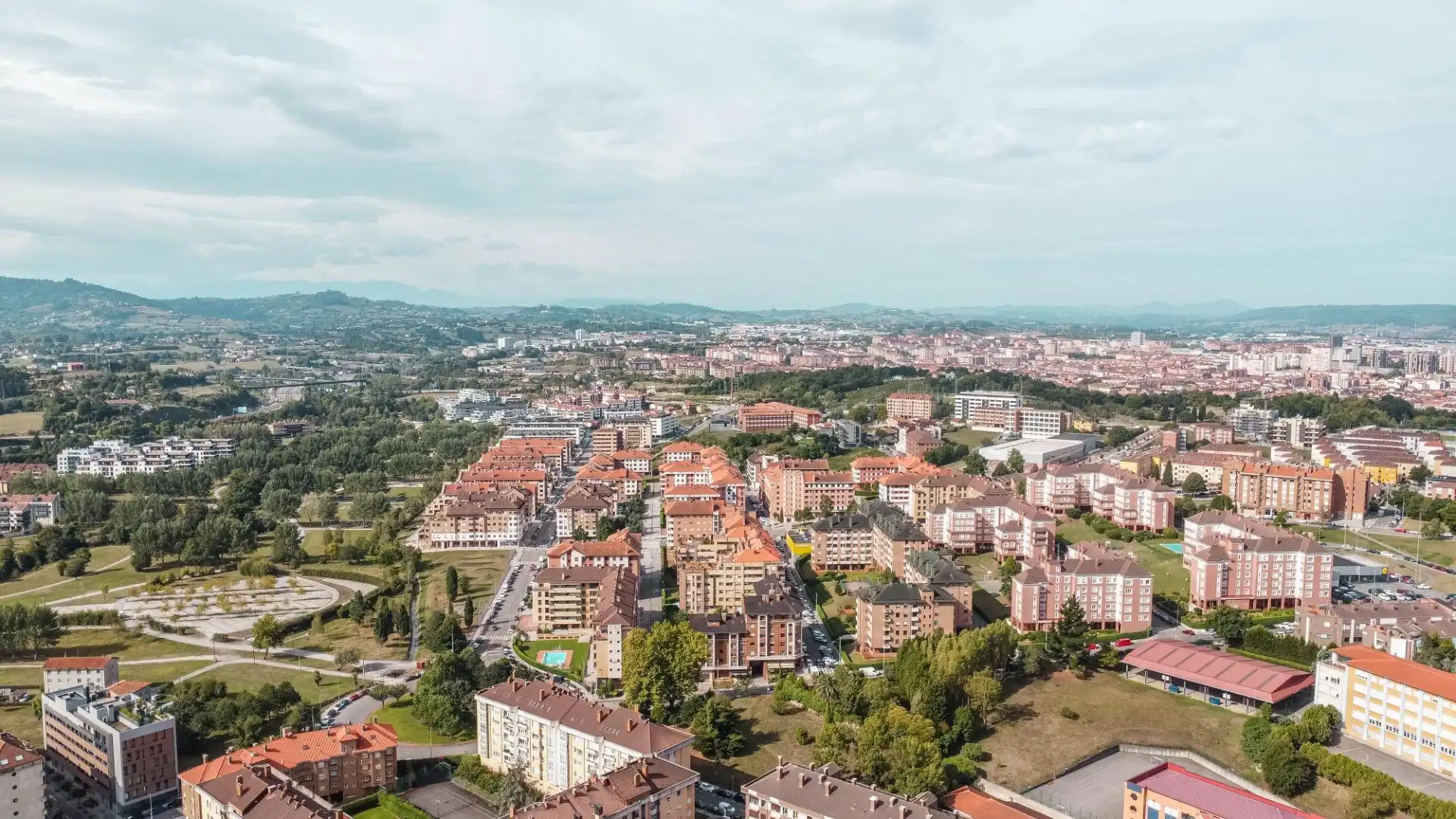 Vista exterior de Casa o xalet en venda en Gijón  amb Aire condicionat, Calefacció i Jardí privat