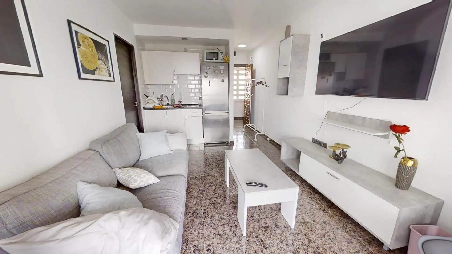 Sala de estar de Estudio de alquiler en Benalmádena con Amueblado, Balcón y Piscina comunitaria