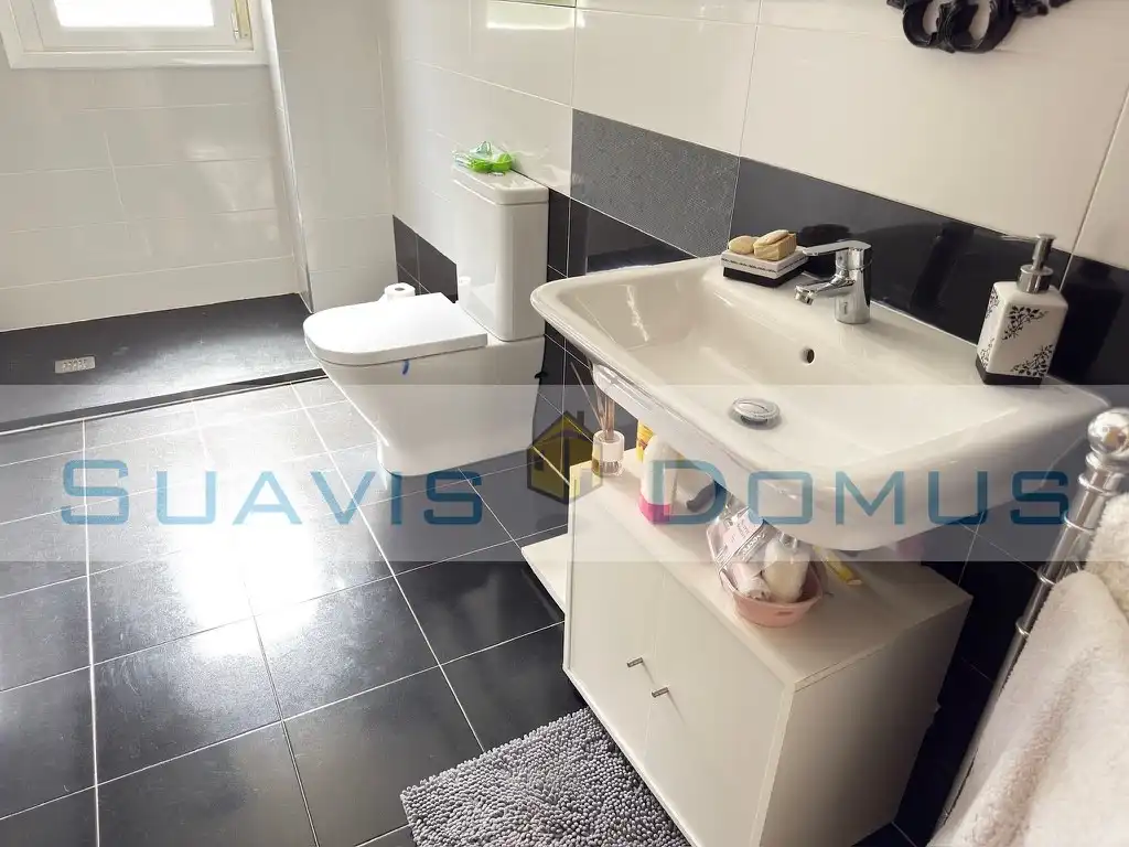 Bany de Casa o xalet en venda en Roales amb Calefacció, Terrassa i Piscina
