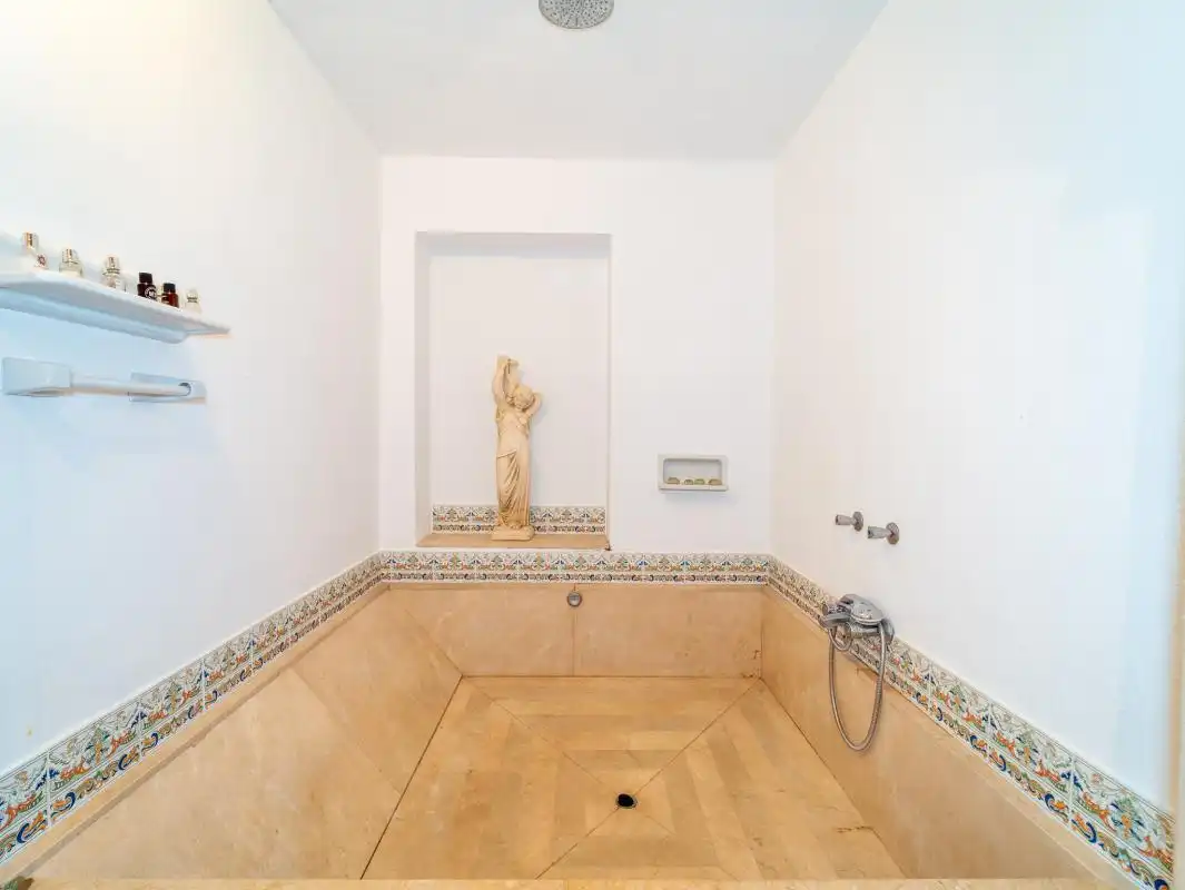 Bathroom of Flat for sale in Marbella  with Air Conditioner, Heating and Private garden