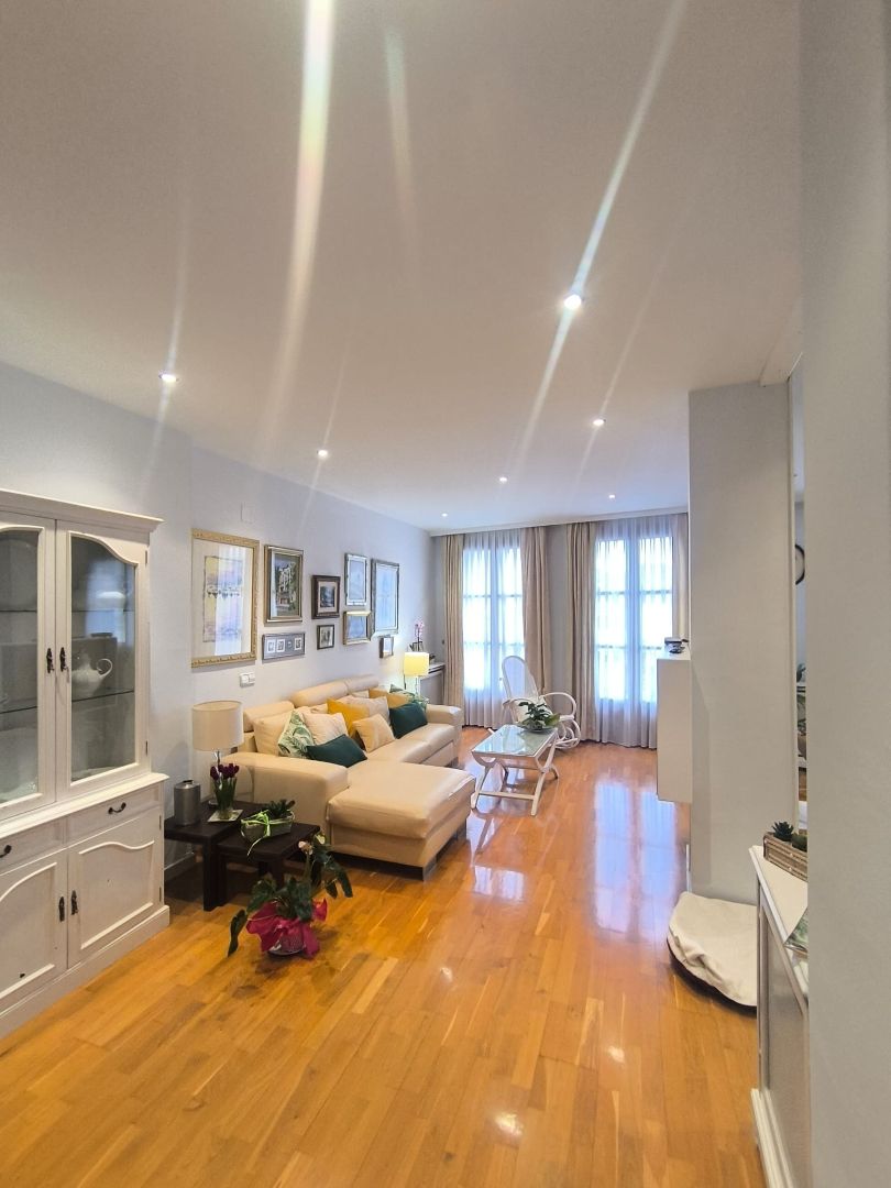 Sala d'estar de Dúplex en venda en L'Hospitalet de Llobregat amb Aire condicionat, Calefacció i Parquet