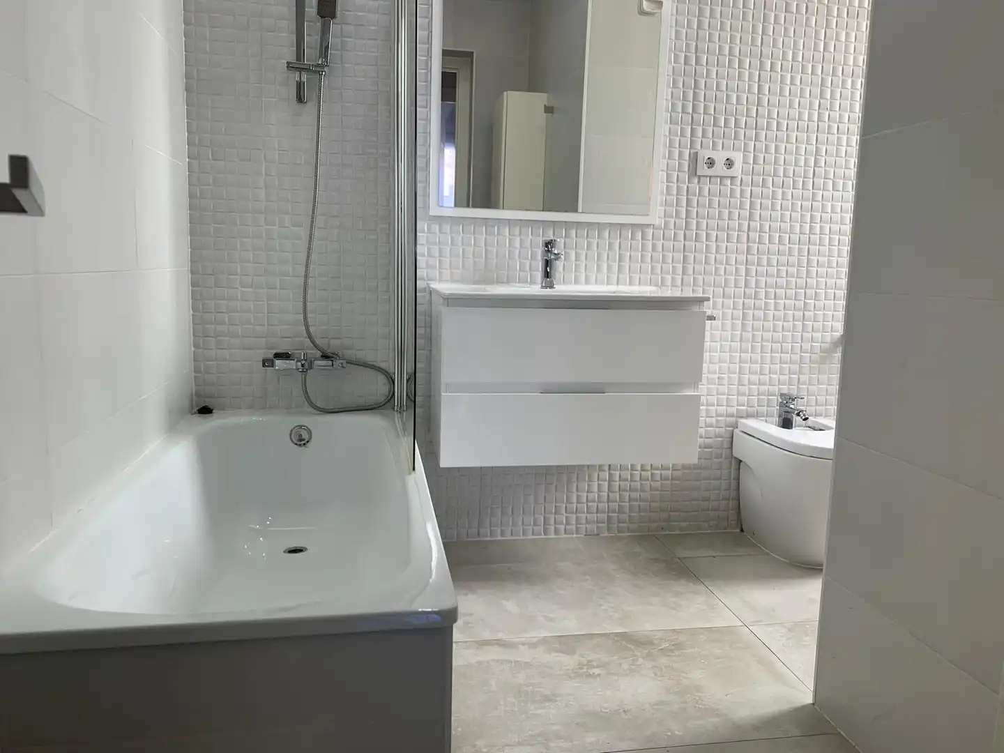 Bathroom of Attic for rent in Madrid  with Air Conditioner, Heating and Parquet flooring