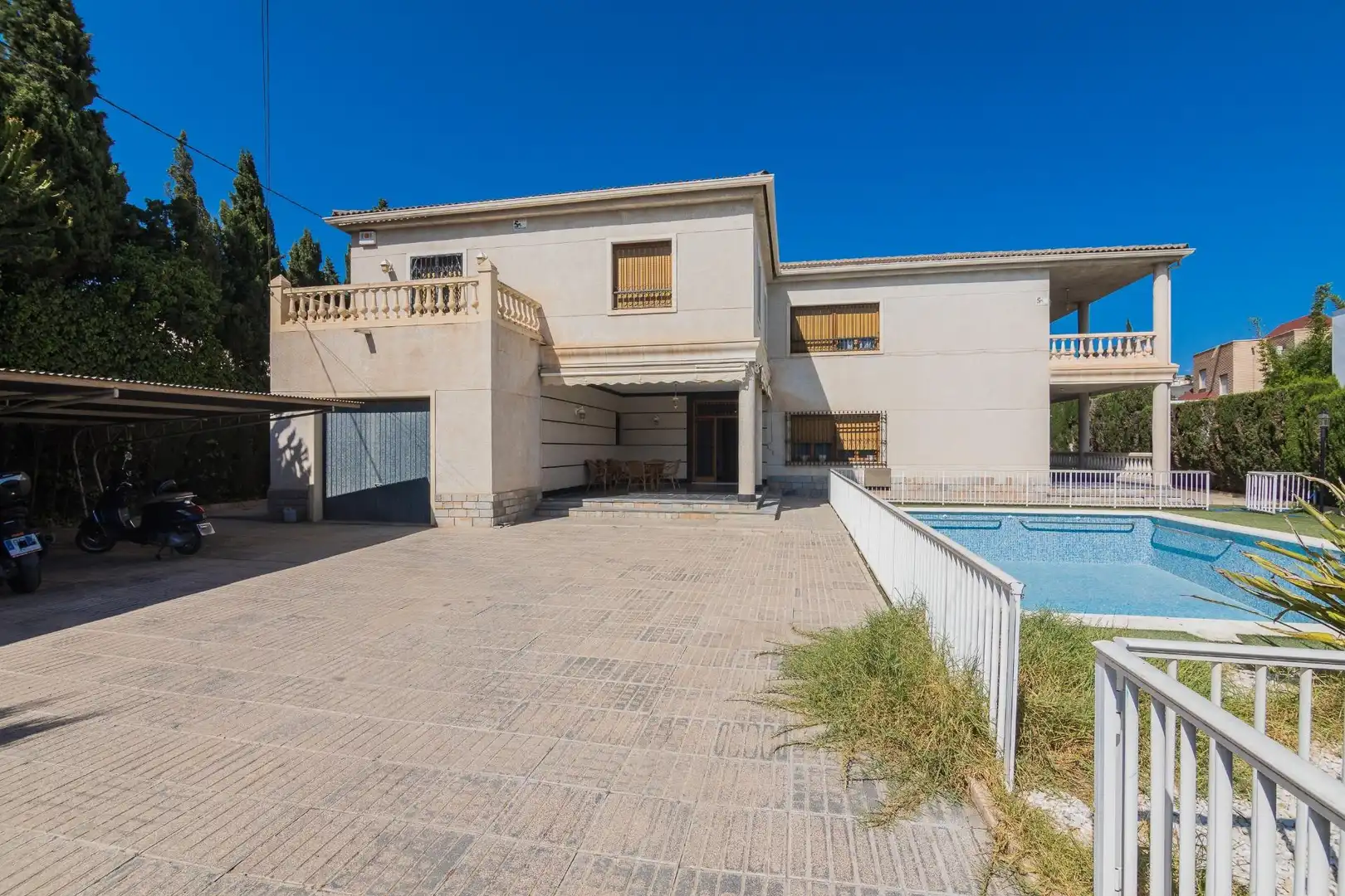 Vista exterior de Casa o xalet en venda en Elche / Elx amb Jardí privat, Terrassa i Piscina