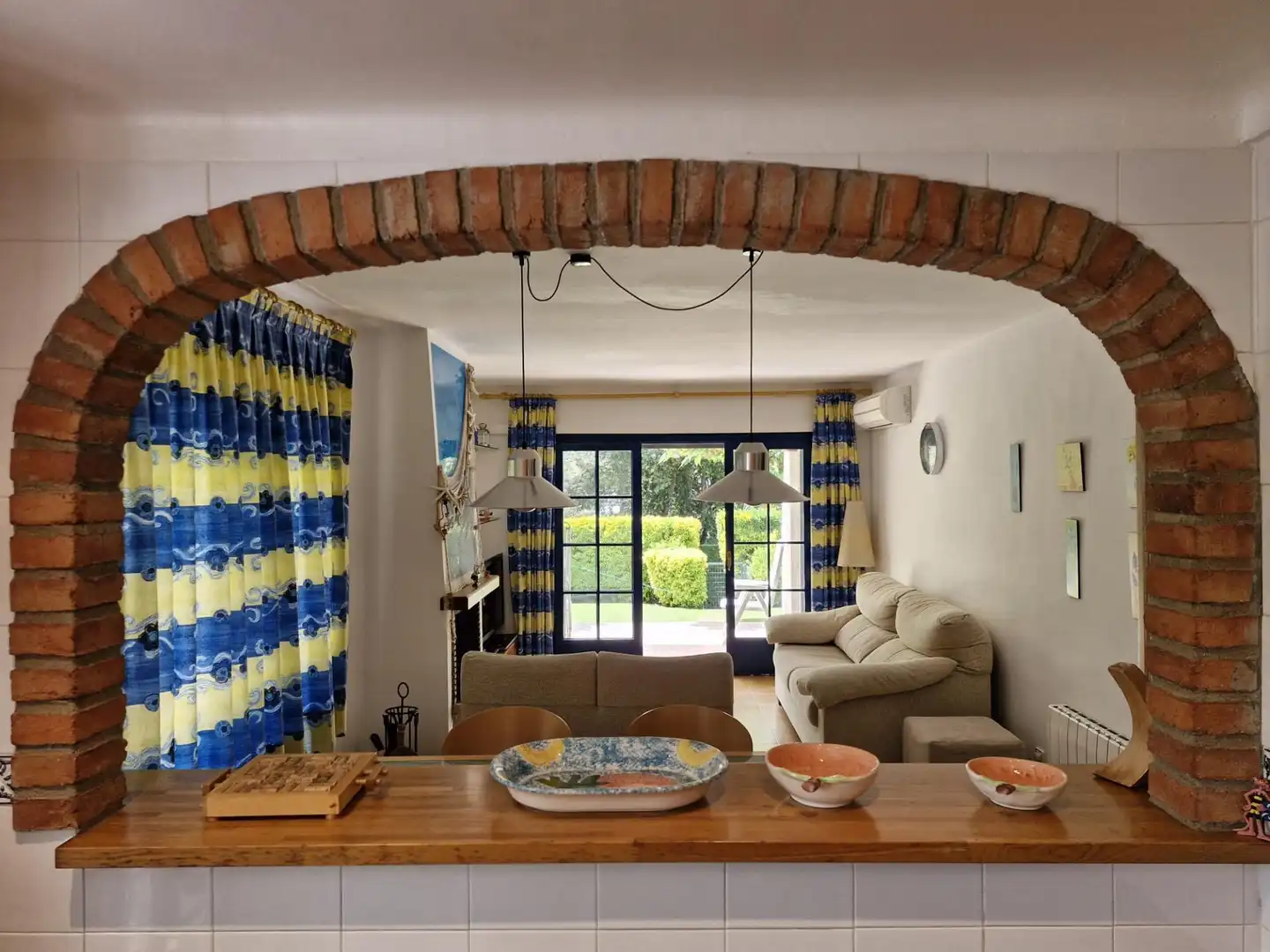Sala d'estar de Planta baixa en venda en Castell d'Aro, Platja d'Aro i s'Agaró amb Aire condicionat, Calefacció i Jardí privat