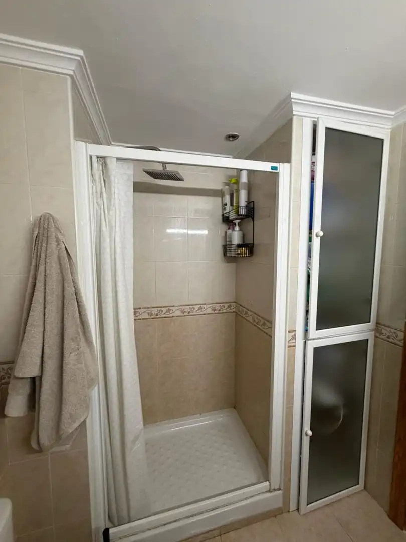 Bathroom of Flat for sale in Sevilla  with Air Conditioner and Terrace
