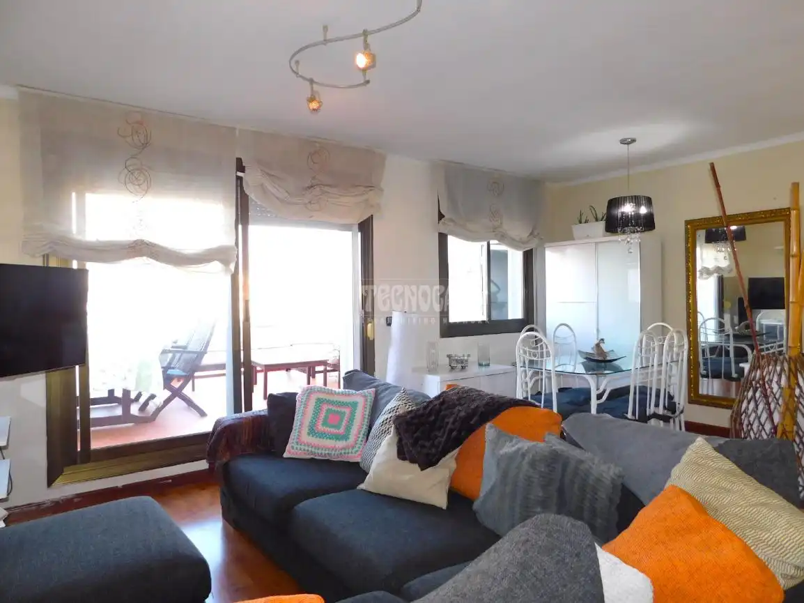 Wohnzimmer von Dachboden zum Verkauf in Vilanova i la Geltrú mit Parkett, Terrasse und Möbliert