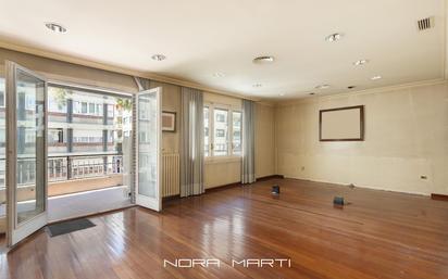 Living room of Flat for sale in  Barcelona Capital  with Terrace and Balcony