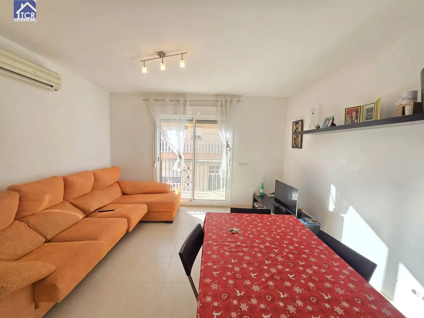 Wohnzimmer von Wohnung zum Verkauf in Camarles mit Klimaanlage, Balkon und Gemeinschaftspool