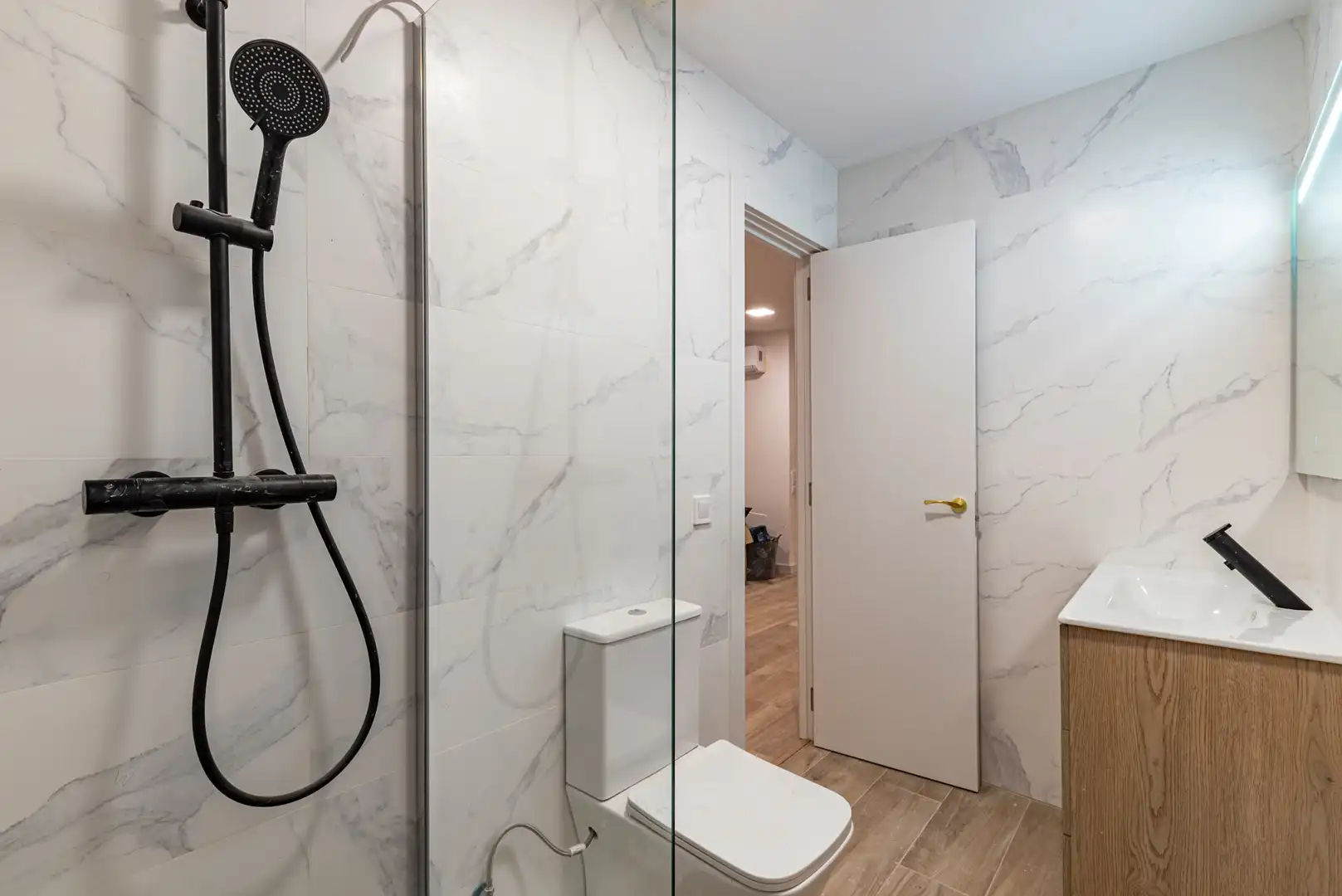 Badezimmer von Wohnung zum Verkauf in L'Hospitalet de Llobregat mit Klimaanlage, Heizung und Parkett