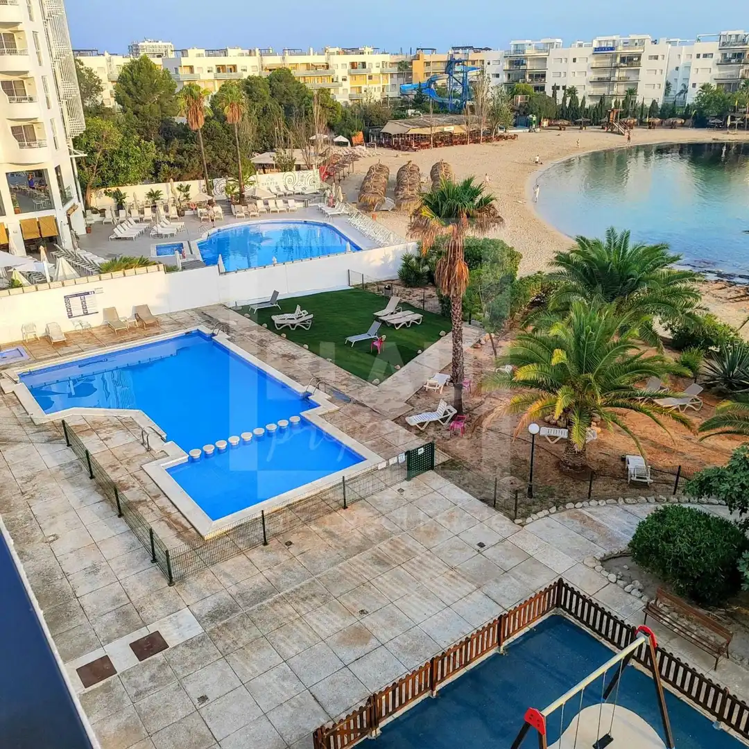 Schwimmbecken von Dachboden zum Verkauf in Sant Josep de sa Talaia mit Klimaanlage, Terrasse und Schwimmbad