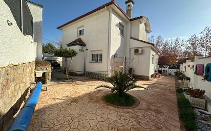 Exterior view of House or chalet for sale in Sevilla la Nueva  with Air Conditioner, Heating and Parquet flooring