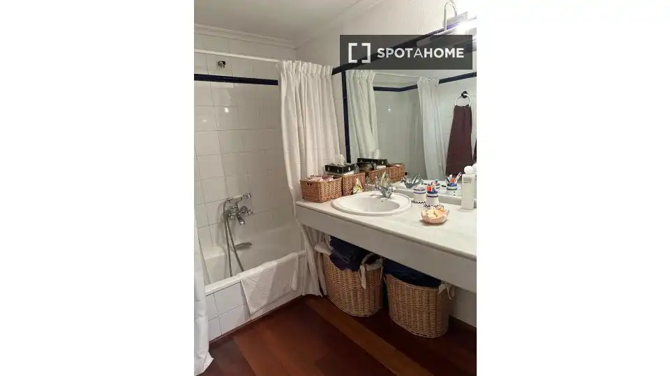 Badezimmer von Wohnung zur untervermieten in Alicante / Alacant mit Klimaanlage, Heizung und Terrasse