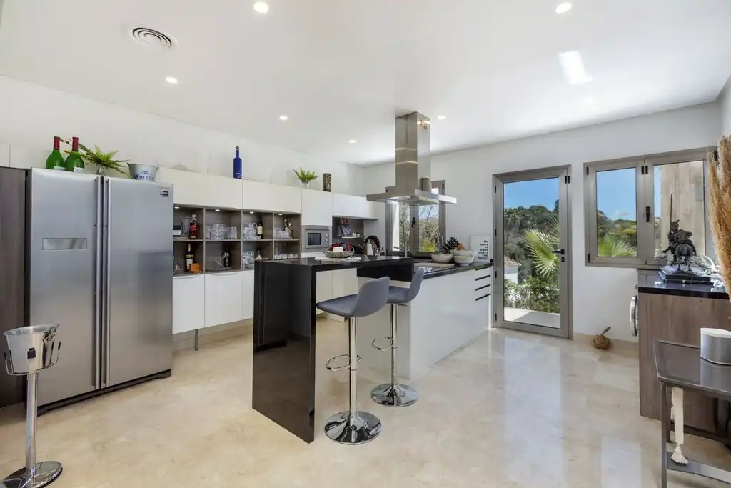 Detached house with pool for sale in Estepona Pueblo, imagen 7