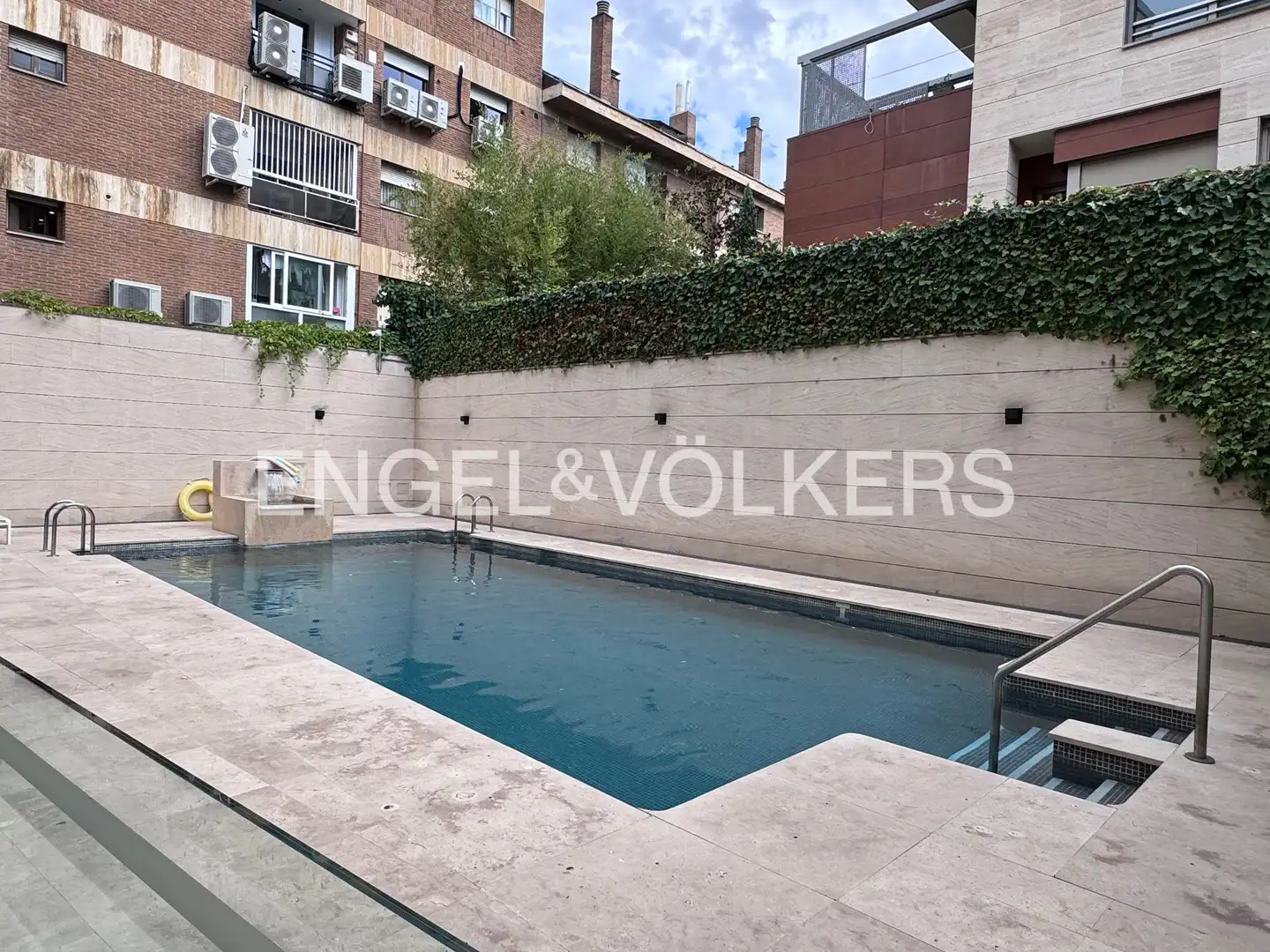 Schwimmbecken von Wohnung zur Miete in Madrid mit Klimaanlage, Heizung und Terrasse