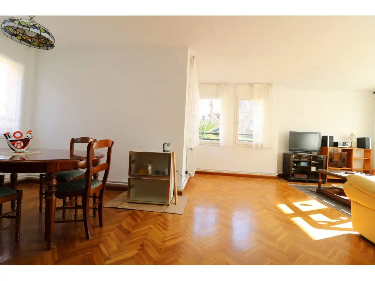 Living room of Flat for rent in Sant Cugat del Vallès  with Heating, Parquet flooring and Alarm