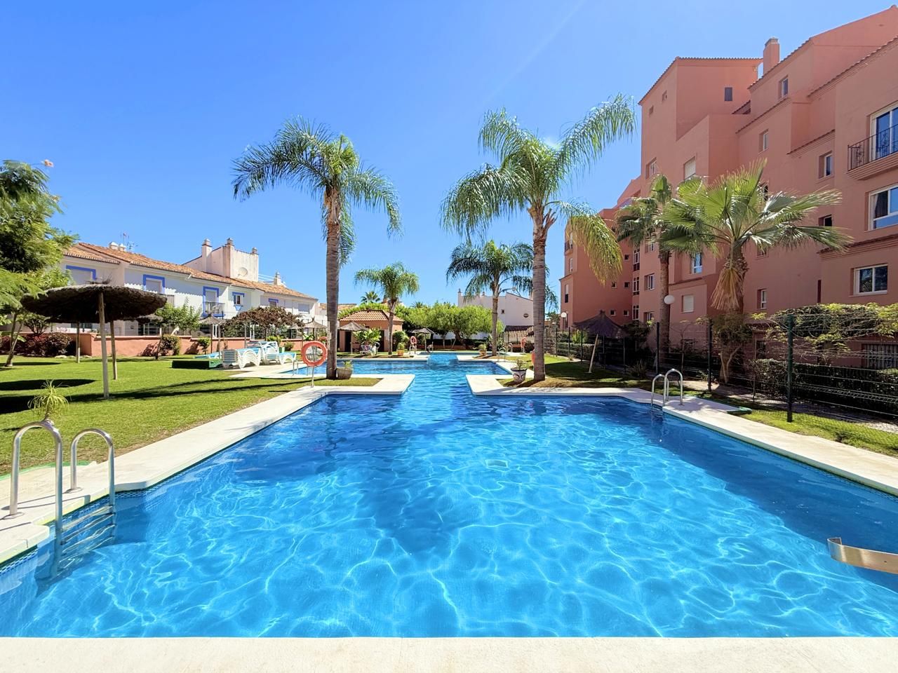 Piscina de Apartament en venda en Manilva amb Aire condicionat, Calefacció i Terrassa