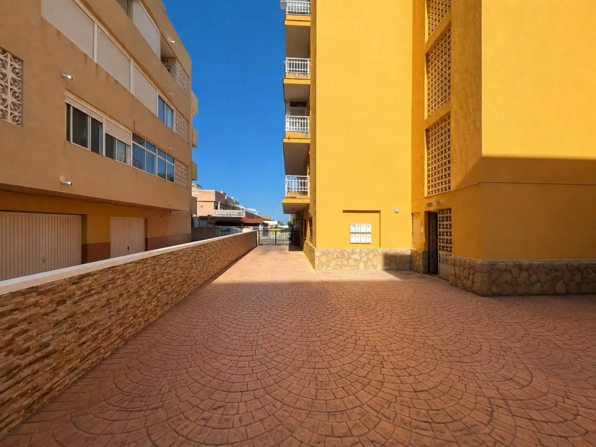 Vista exterior de Pis de lloguer en Torrevieja amb Calefacció i Moblat