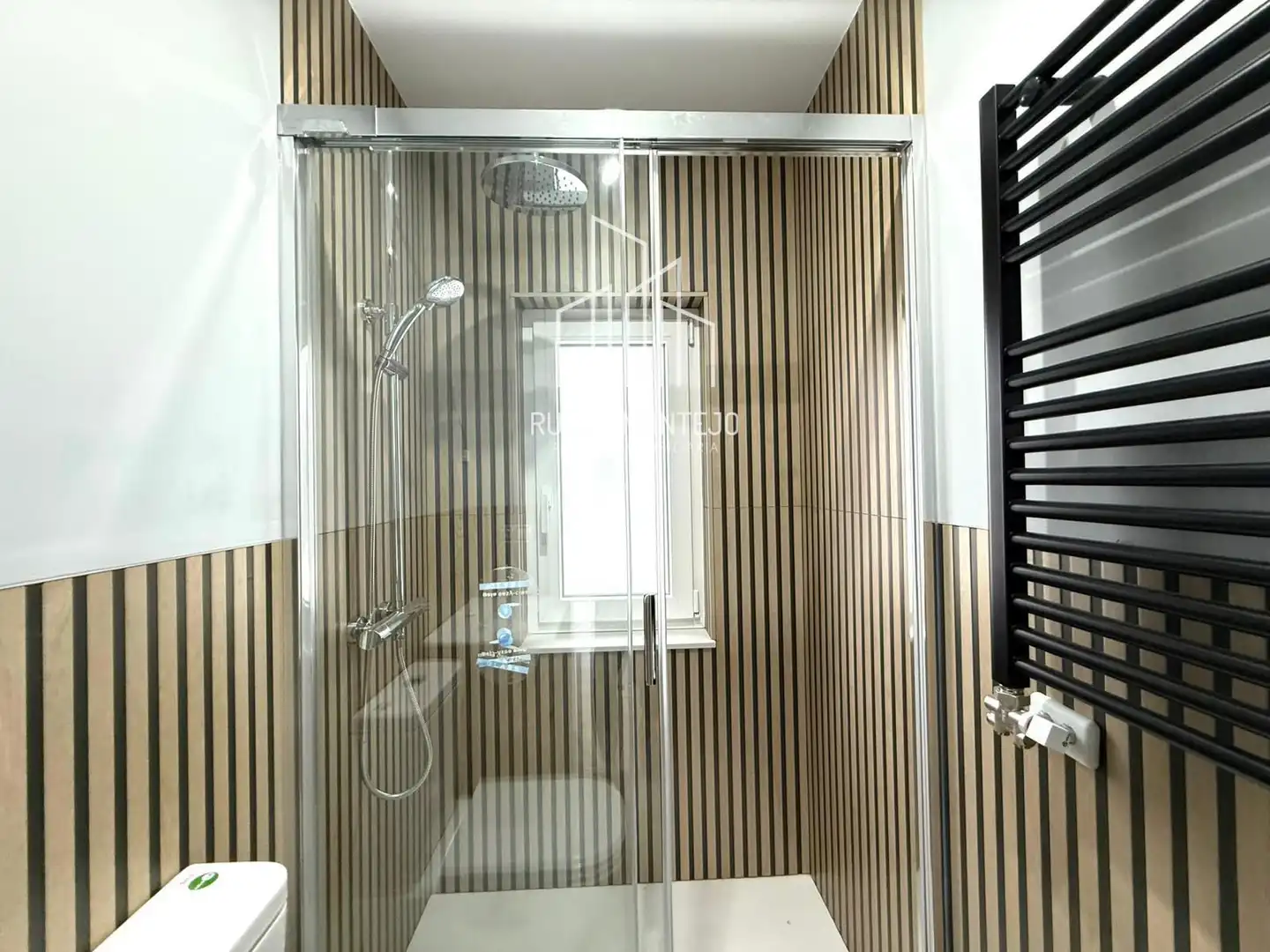 Bathroom of Flat for rent in Salamanca  with Heating, Parquet flooring and Terrace