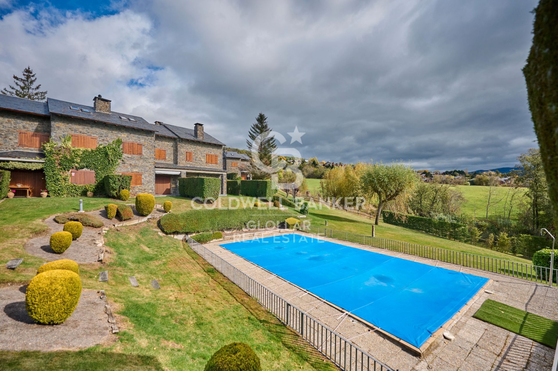 Vista exterior de Casa adosada en venda en Ger amb Jardí privat, Parquet i Terrassa