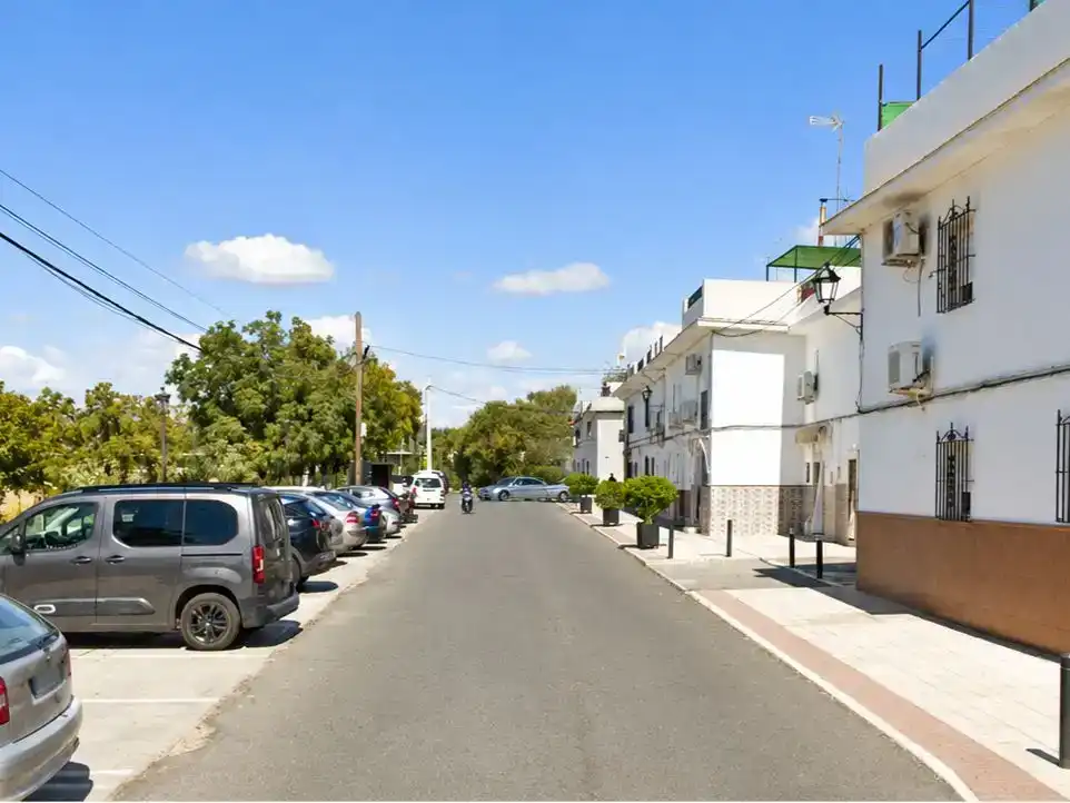 Vista exterior de Casa adosada en venta en Lora del Río