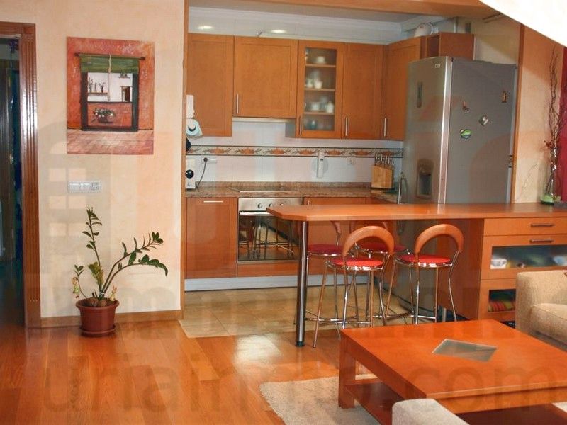 Cuina de Apartament de lloguer en Oviedo  amb Calefacció, Traster i Moblat