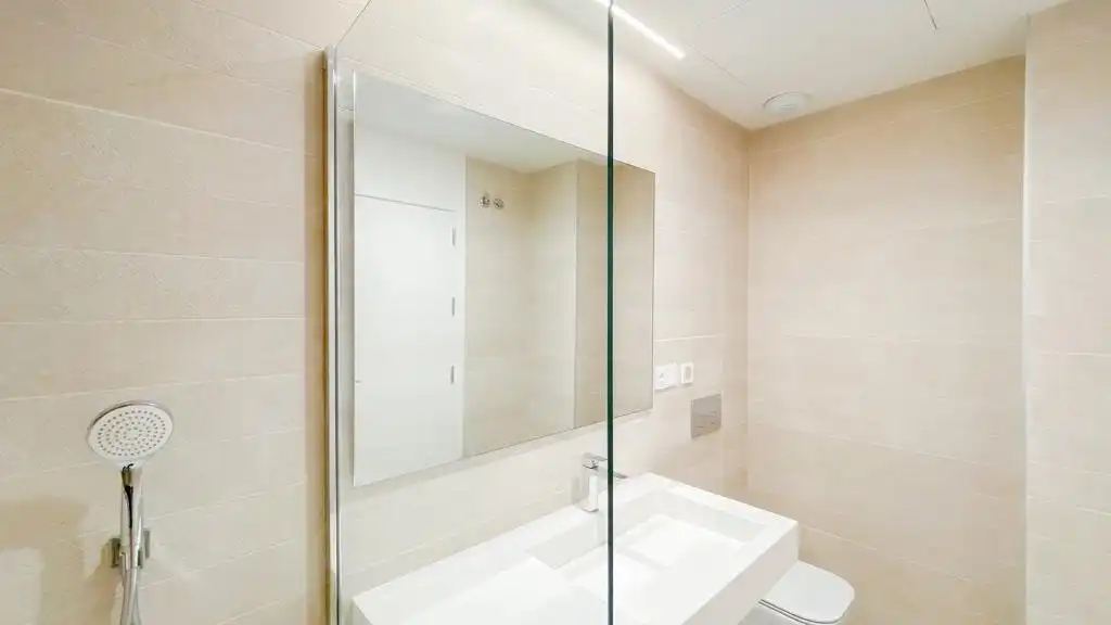 Badezimmer von Wohnung zur Miete in Málaga mit Klimaanlage, Heizung und Privatgarten