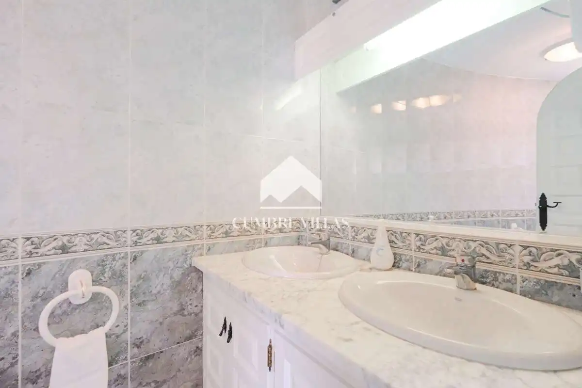 Bany de Casa o xalet en venda en Salobreña amb Jardí privat, Terrassa i Piscina comunitària