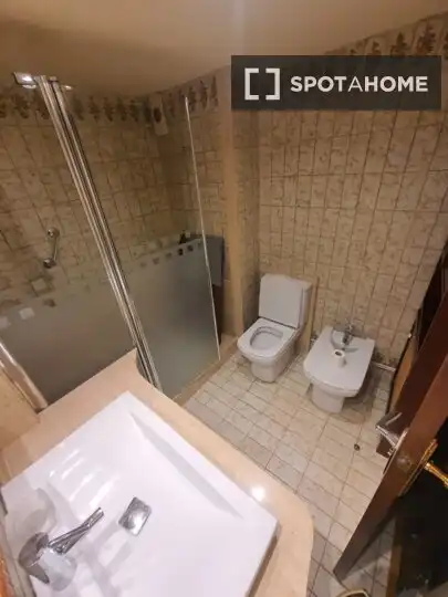 Bathroom of Flat for share in Barcelona  with Air Conditioner, Heating and Furnished