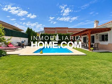 Xalet amb piscina en venda a Calle AL-ANDALUS