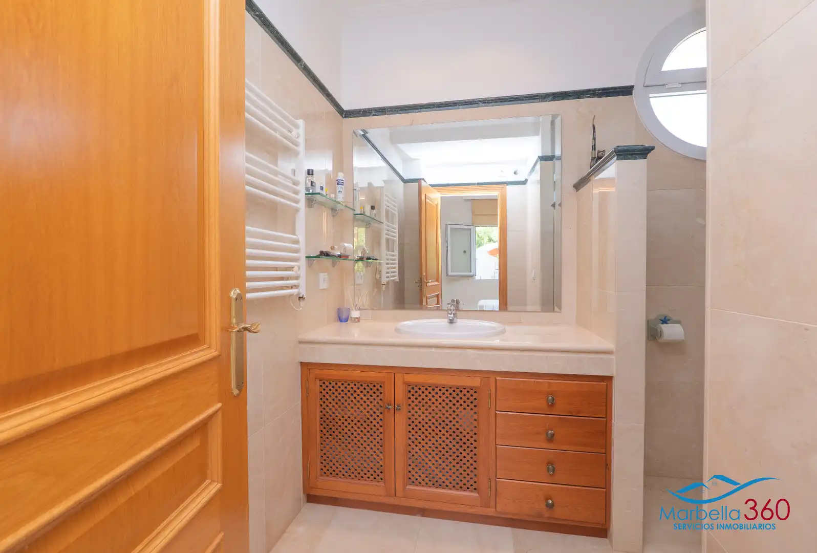 Baño de Casa adosada en venta en Marbella con Aire acondicionado, Calefacción y Jardín privado
