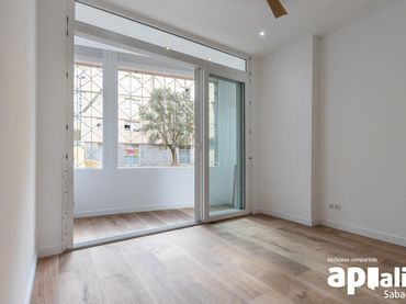 Baixos amb balcó en venda a Carrer de l'Abat Escarré