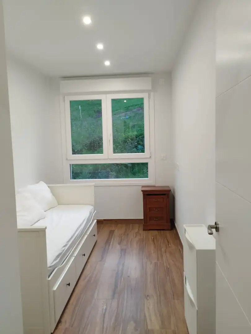 Schlafzimmer von Wohnung zur Miete in Bilbao  mit Heizung, Möbliert und Balkon