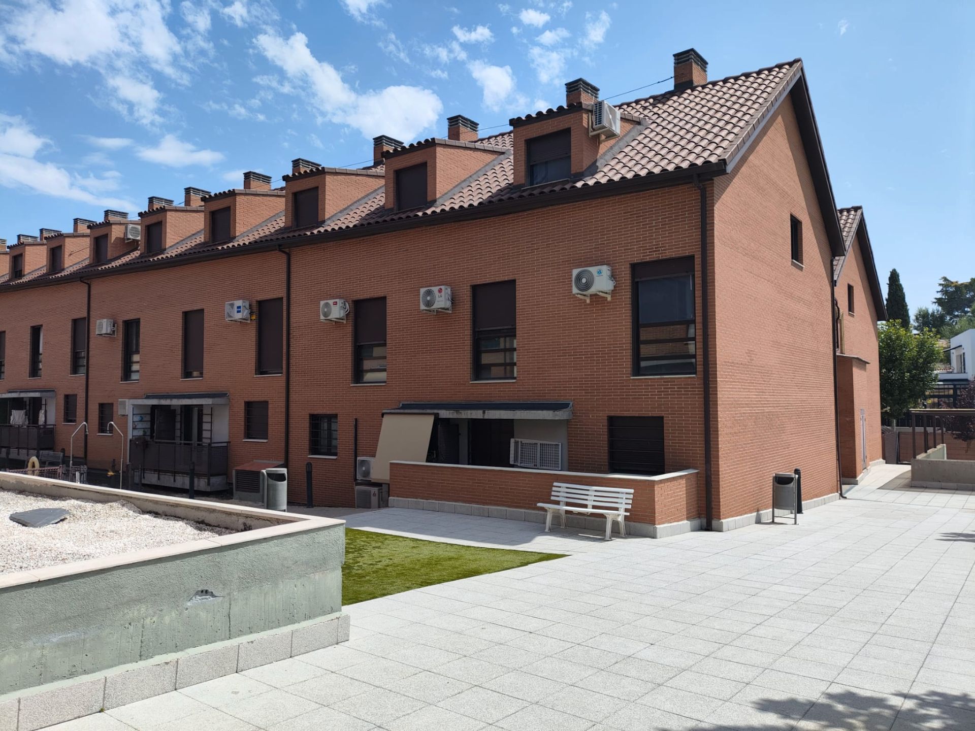 Außenansicht von Maisonette miete in Sevilla la Nueva mit Klimaanlage, Heizung und Parkett